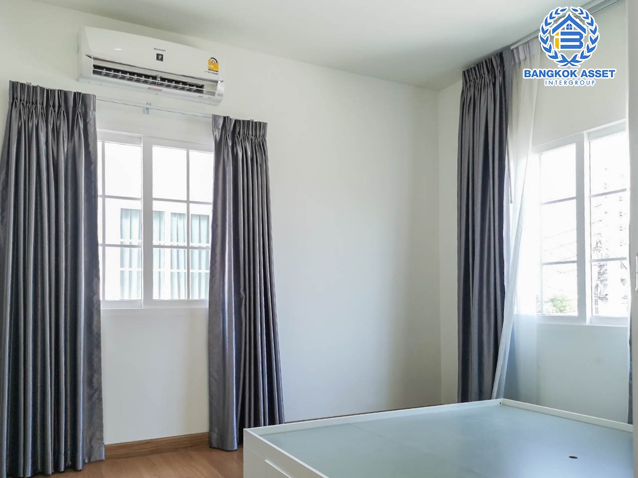 บ้านแฝดมือสอง ม.โกลเด้นนีโอ สาทร บ้านสวย หลังมุม เนื้อที่กว้างถึง 40.8 ตร.ว. ฟังก์ชัน 4 ห้องนอน 4 ห้องน้ำ จอดรถได้ 2 คัน ตกแต่งใหม่ พร้อมเข้าอยู่ ราคาถูกสุดๆ บนทำเลเชื่อมต่อหลายเส้นทาง ใกล้รถไฟฟ้าสายสีเขียว "สถานีวุฒากาศ" และ ทางด่วน "สาทร"